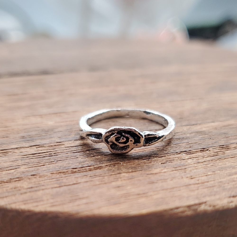 Silver Tone Size 4 Rose Accent Ring R825